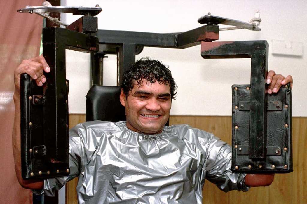 Jorge “Locomotora” Castro en la balanza de un pesaje.